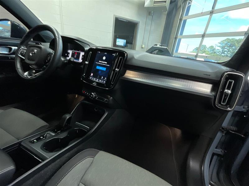2023 VOLVO XC40 Core