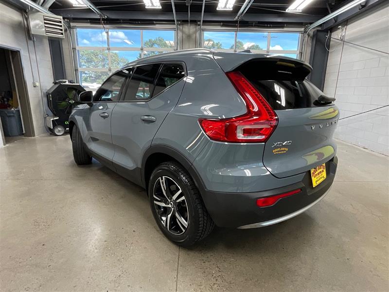 2023 VOLVO XC40 Core