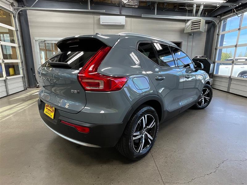 2023 VOLVO XC40 Core