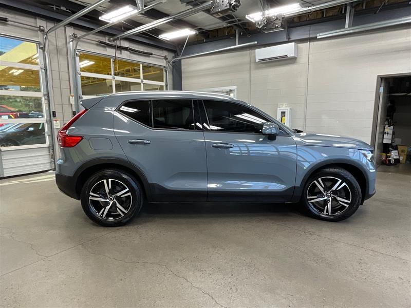 2023 VOLVO XC40 Core