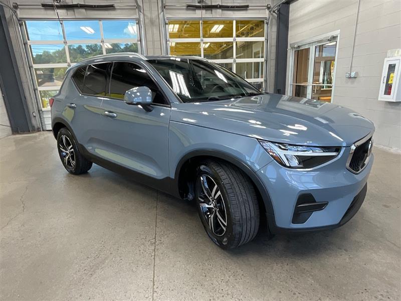 2023 VOLVO XC40 Core