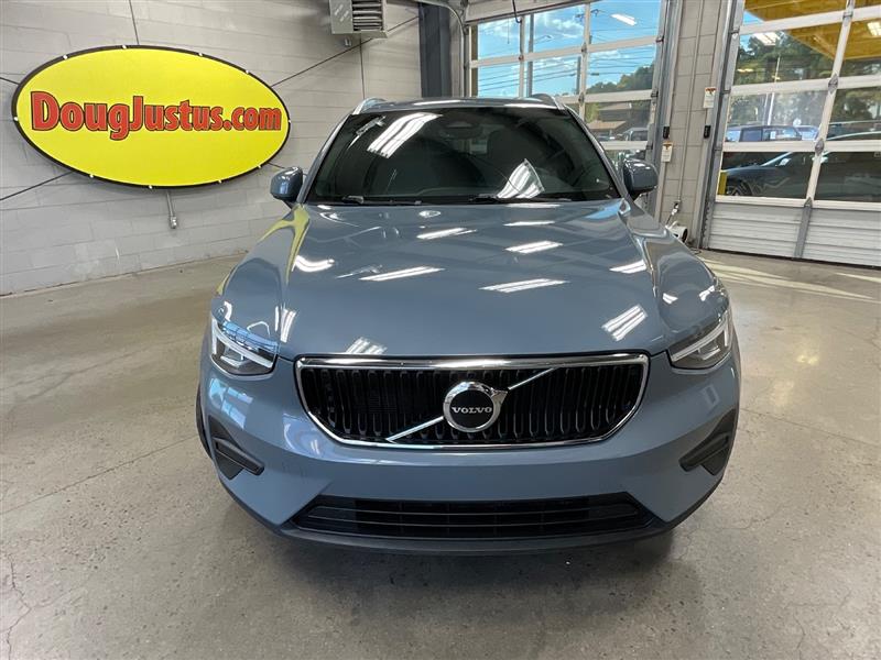 2023 VOLVO XC40 Core
