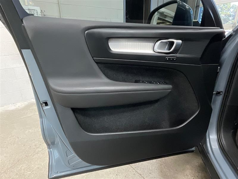 2023 VOLVO XC40 Core