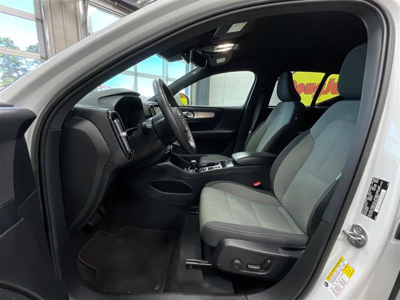 2023 VOLVO XC40 Core