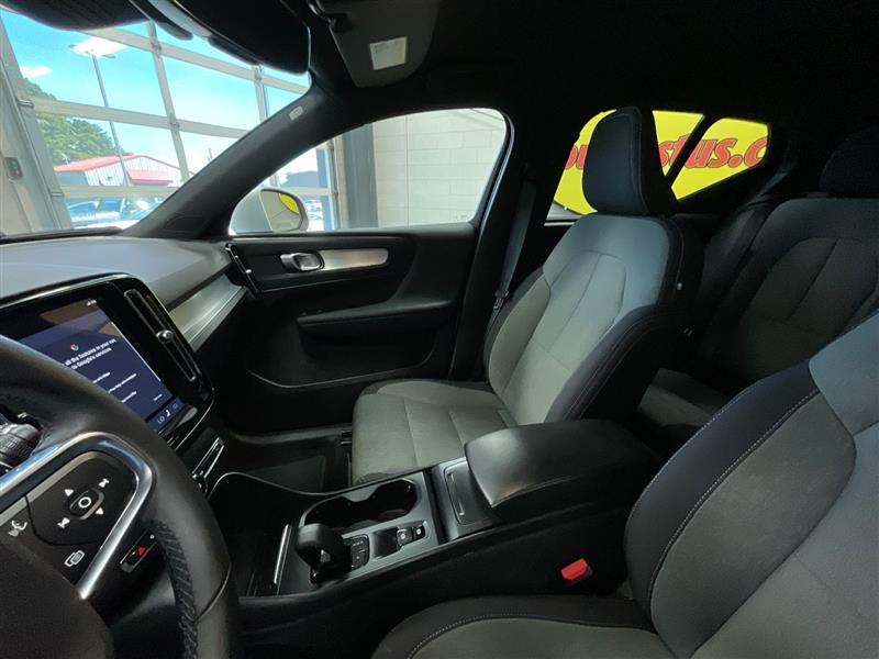 2023 VOLVO XC40 Core