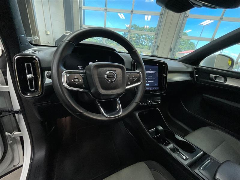 2023 VOLVO XC40 Core