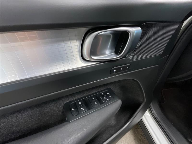 2023 VOLVO XC40 Core