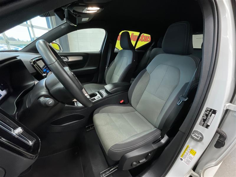 2023 VOLVO XC40 Core