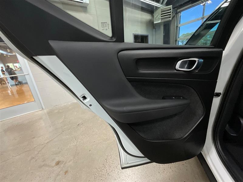 2023 VOLVO XC40 Core