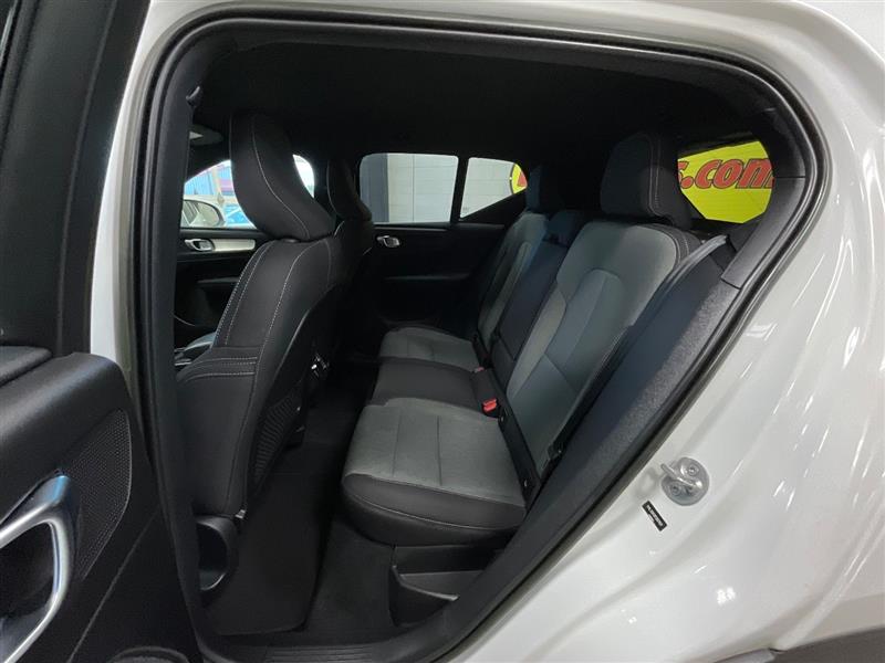 2023 VOLVO XC40 Core
