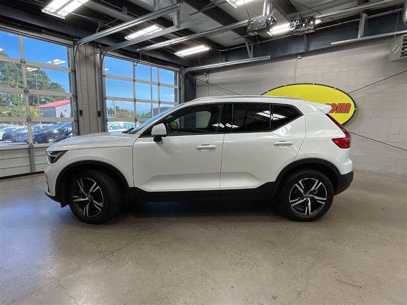 2023 VOLVO XC40 Core