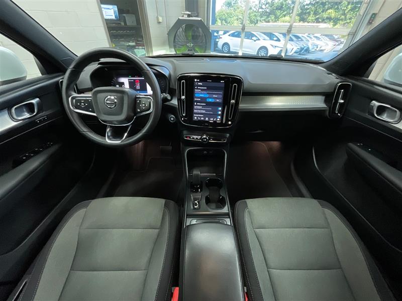 2023 VOLVO XC40 Core