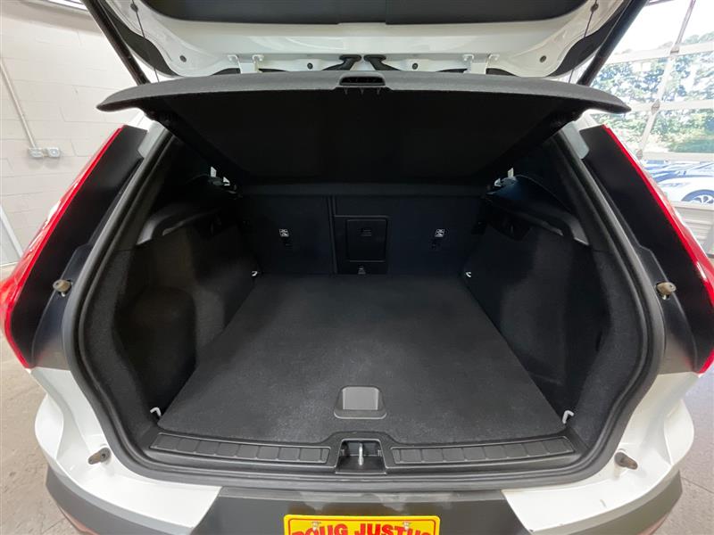 2023 VOLVO XC40 Core