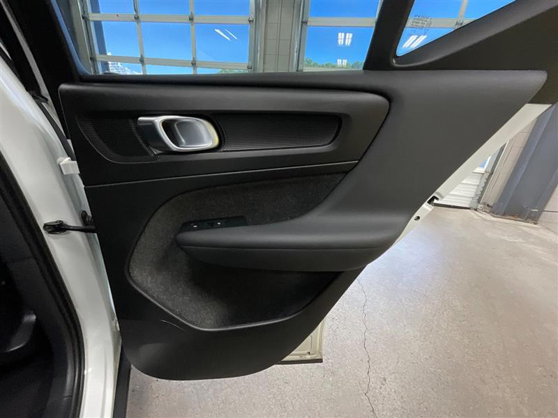2023 VOLVO XC40 Core