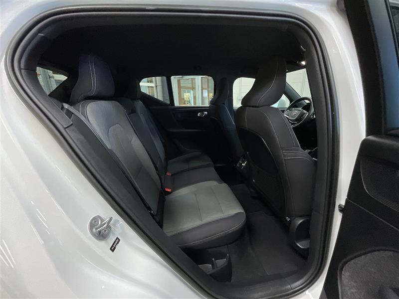 2023 VOLVO XC40 Core