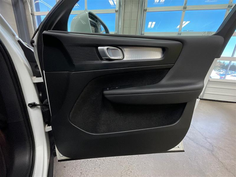 2023 VOLVO XC40 Core