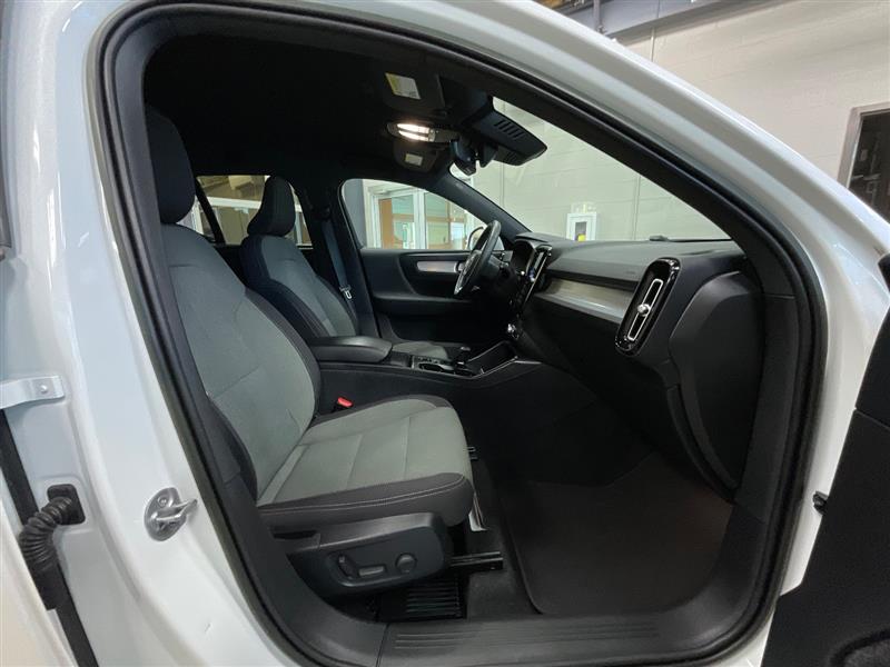 2023 VOLVO XC40 Core
