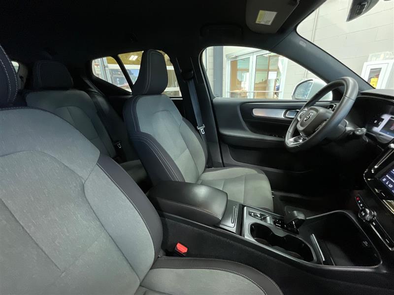 2023 VOLVO XC40 Core
