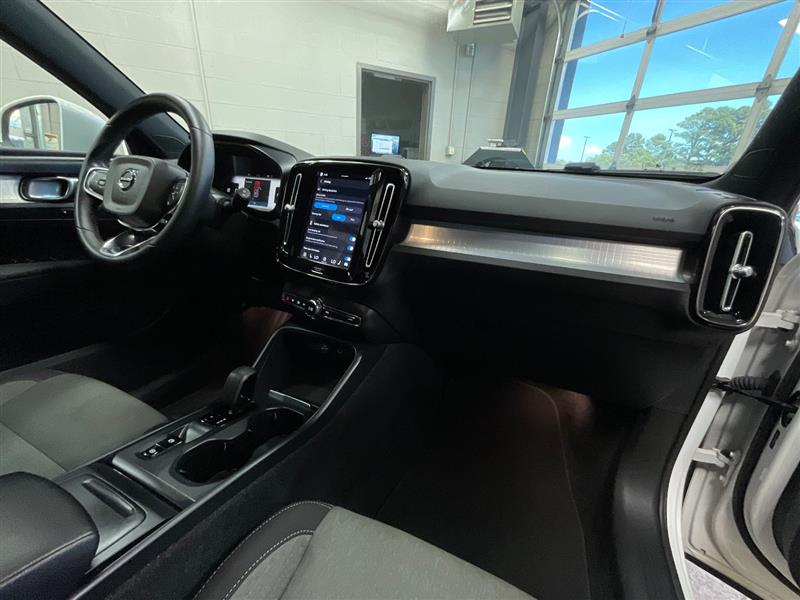 2023 VOLVO XC40 Core