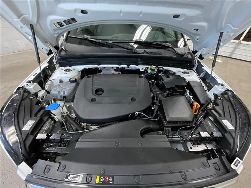 2023 VOLVO XC40 Core