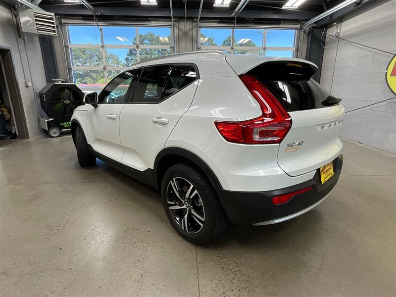 2023 VOLVO XC40 Core