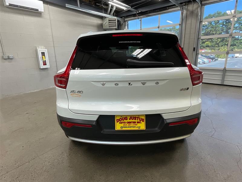 2023 VOLVO XC40 Core