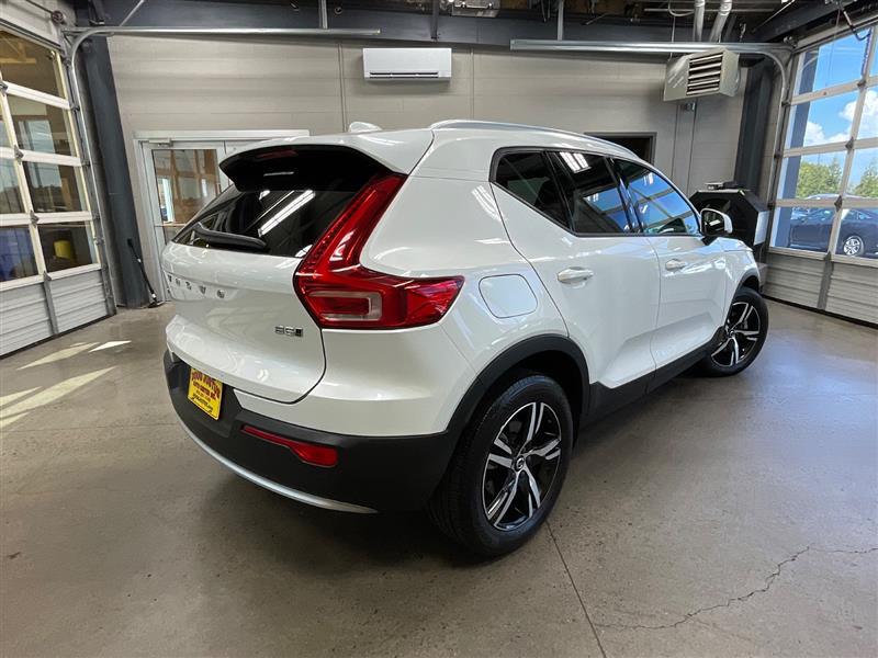 2023 VOLVO XC40 Core