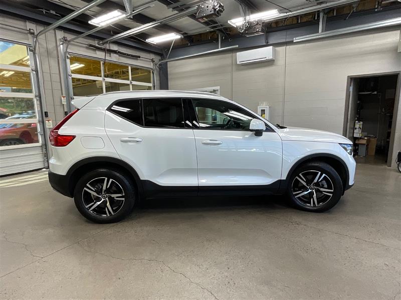 2023 VOLVO XC40 Core