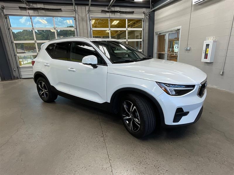2023 VOLVO XC40 Core