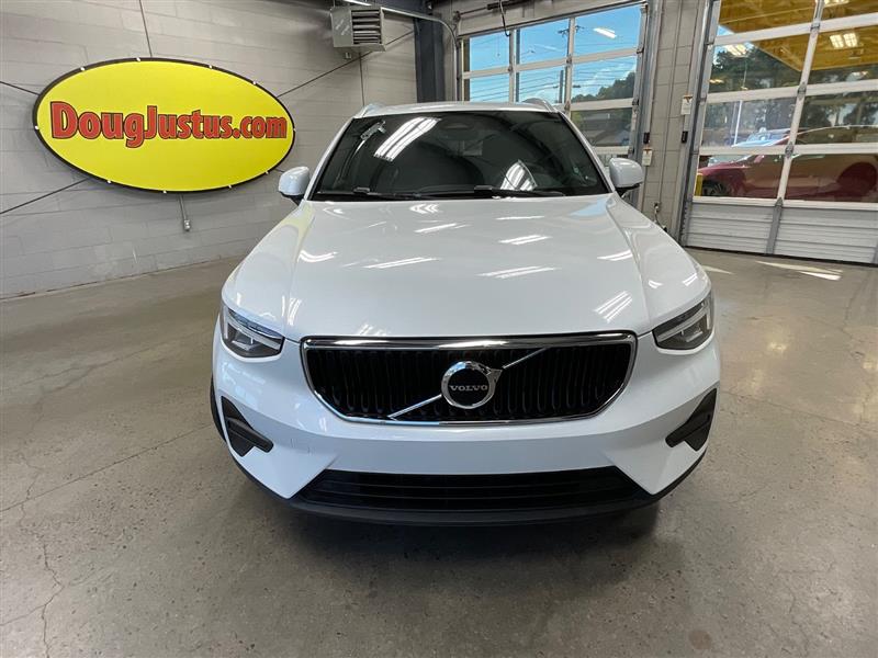 2023 VOLVO XC40 Core