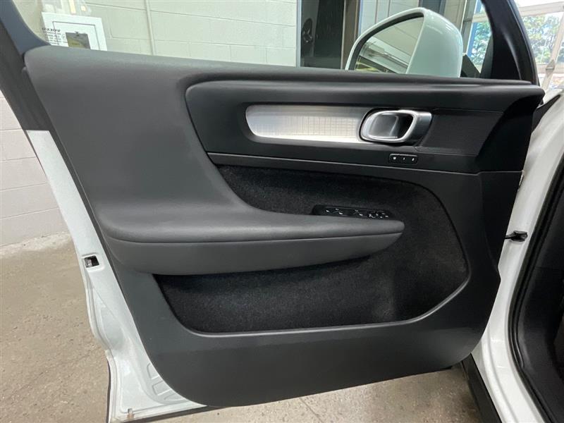 2023 VOLVO XC40 Core