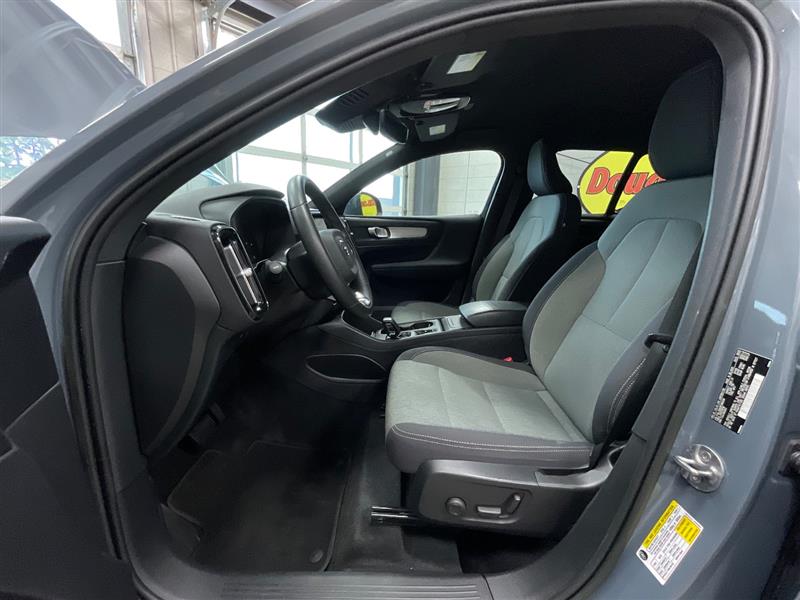 2023 VOLVO XC40 Core