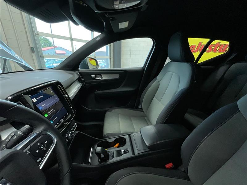2023 VOLVO XC40 Core