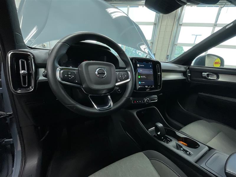 2023 VOLVO XC40 Core