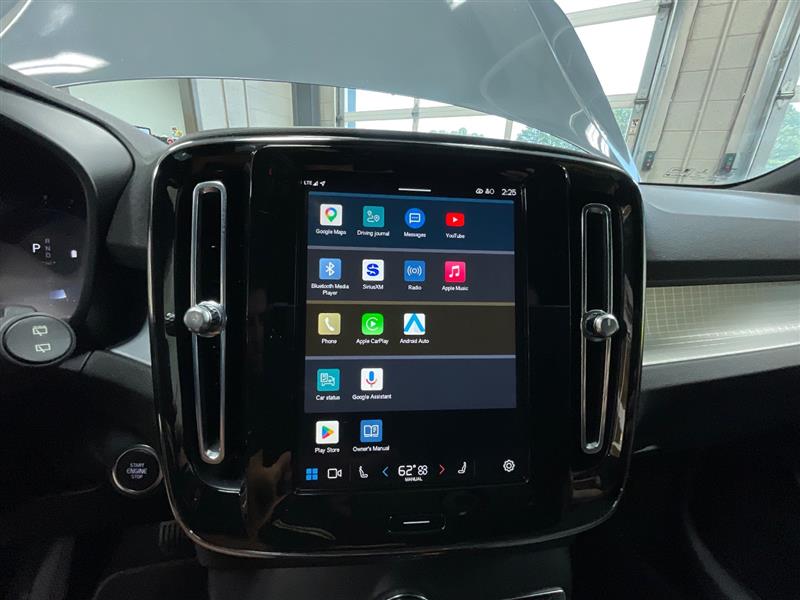 2023 VOLVO XC40 Core