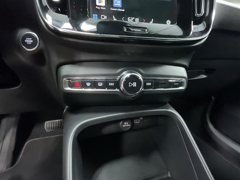 2023 VOLVO XC40 Core
