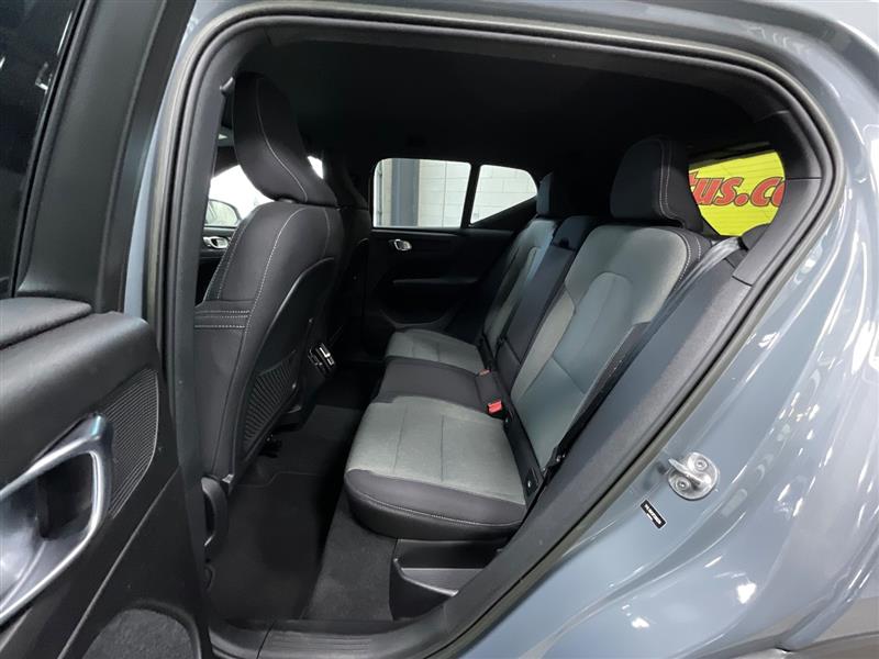 2023 VOLVO XC40 Core