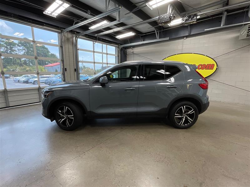 2023 VOLVO XC40 Core
