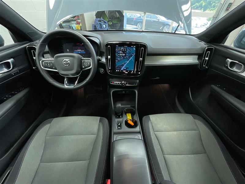 2023 VOLVO XC40 Core