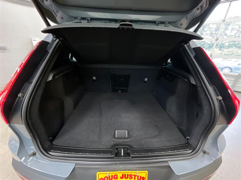 2023 VOLVO XC40 Core