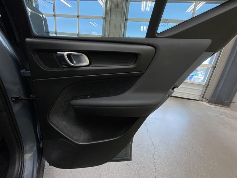 2023 VOLVO XC40 Core