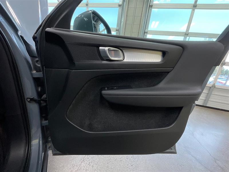 2023 VOLVO XC40 Core