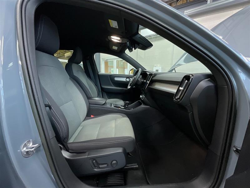 2023 VOLVO XC40 Core