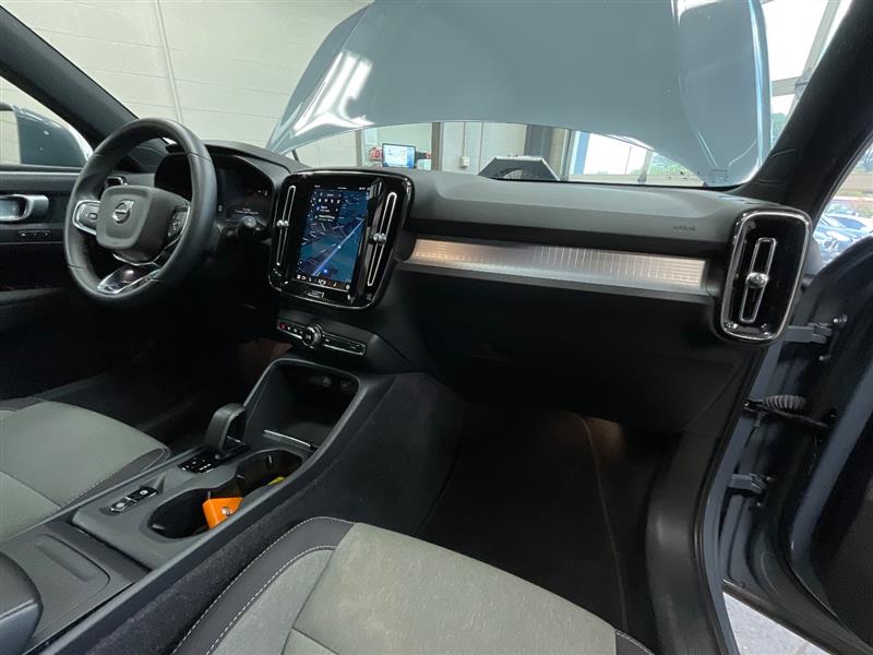 2023 VOLVO XC40 Core