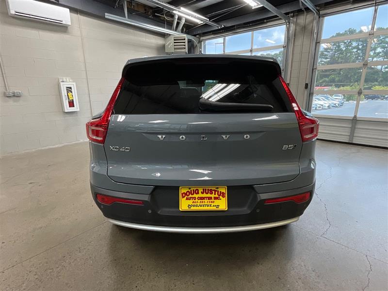 2023 VOLVO XC40 Core