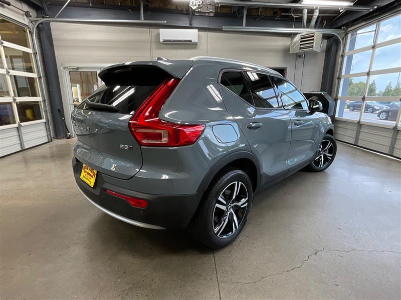 2023 VOLVO XC40 Core