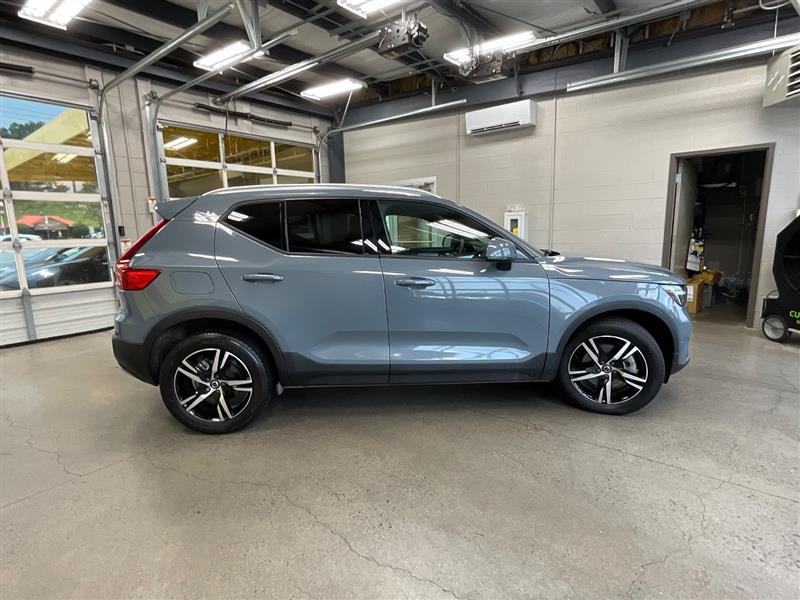 2023 VOLVO XC40 Core