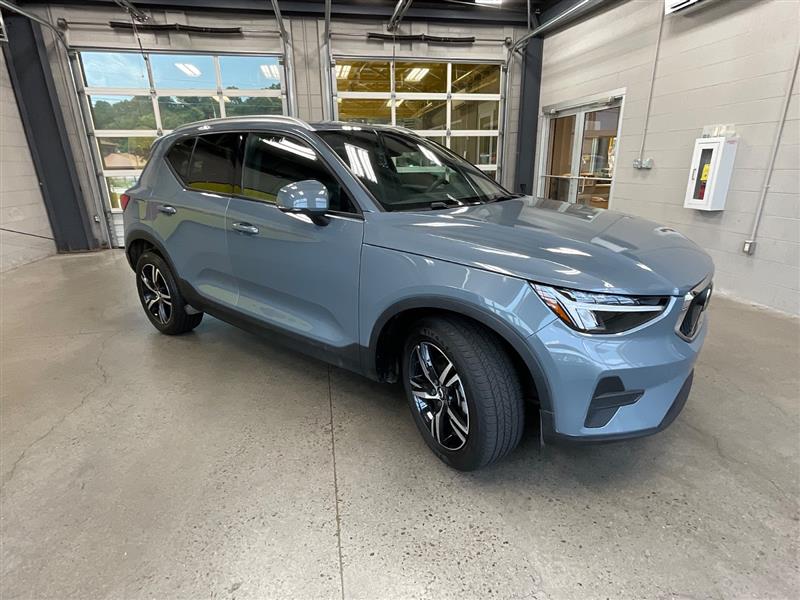 2023 VOLVO XC40 Core