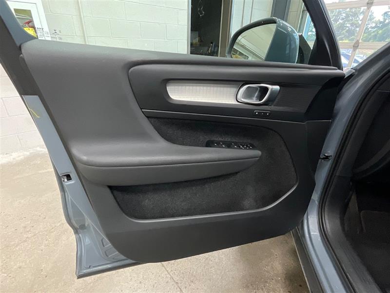 2023 VOLVO XC40 Core