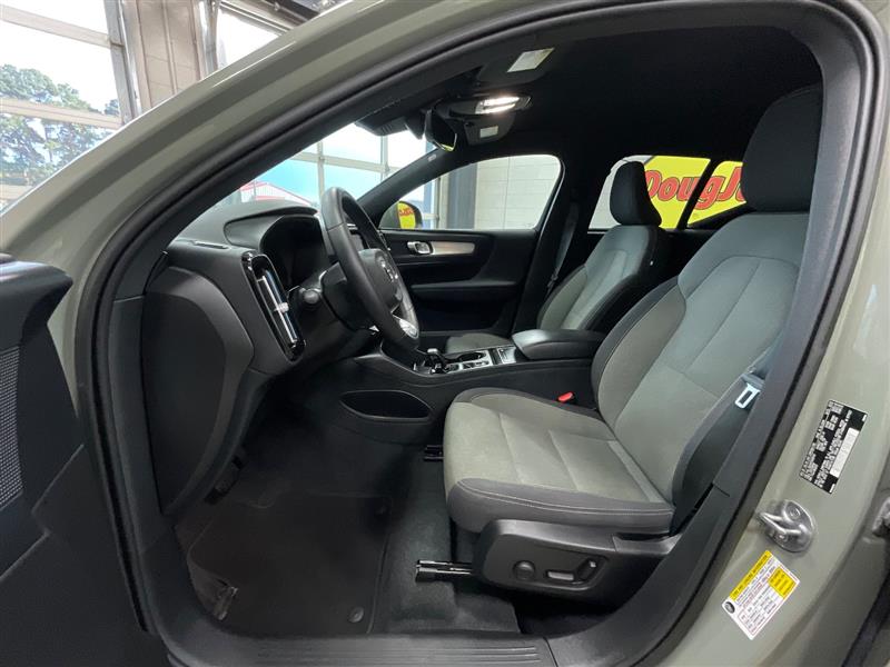 2023 VOLVO XC40 Core